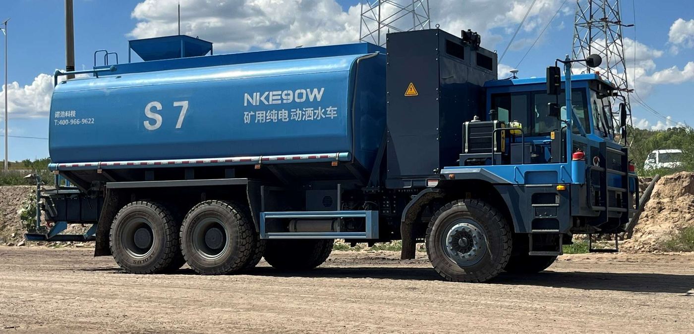 Camión aljibe eléctrico NKE90W regando camino minero