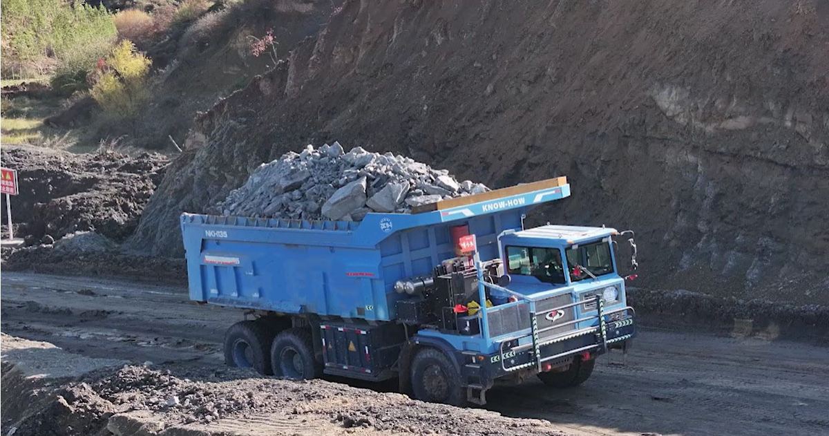 Camión tolva eléctrico de 70 toneladas cargado con mineral